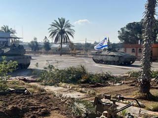 Palestinian militants fire rockets into Israel, as Israeli tanks advance in Gaza