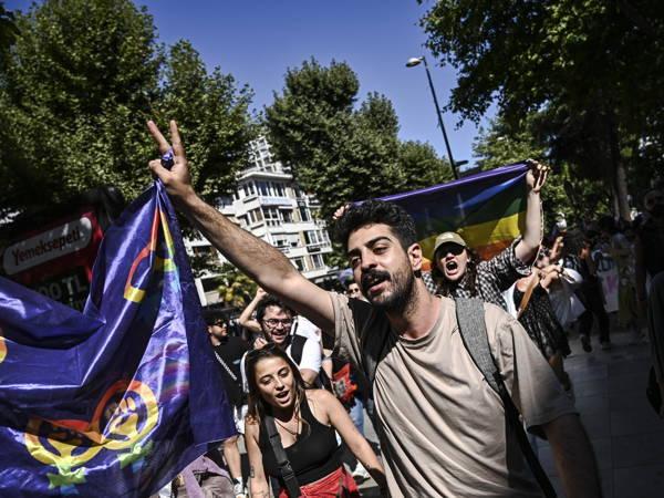 Turkey arrests at least 15 protesters at Pride rally